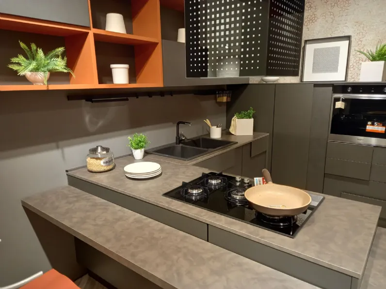 Cucina grigia moderna con penisola Creativa Lube cucine scontata
