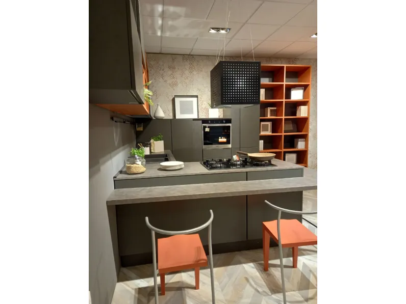 Cucina grigia moderna con penisola Creativa Lube cucine scontata