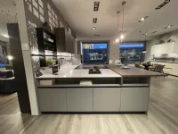 Cucina grigia moderna con penisola Mira Scavolini scontata