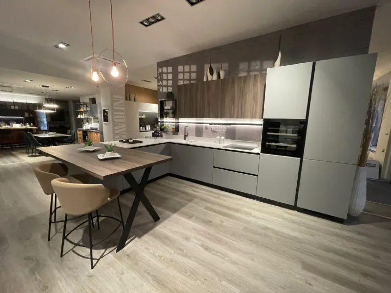 Cucina grigia moderna con penisola Mira Scavolini scontata