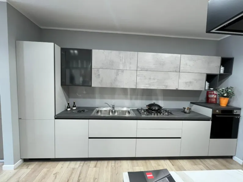 Cucina Evolution moderna grigia Scavolini lineare scontata 40%