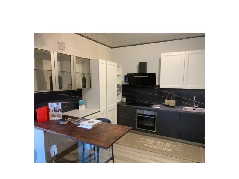 Scopri la cucina Stosa Beverly ad angolo scontata del 54%. Un design moderno ed elegante per la tua casa.