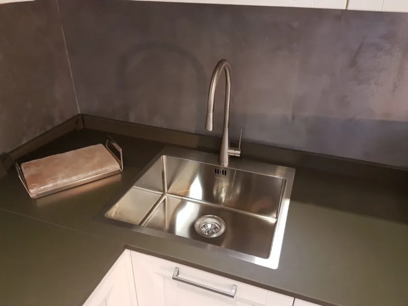 Cucina ad angolo in laccata a prezzo ribassato 46%