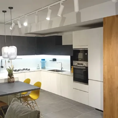 Cucina ad angolo in laminato materico bianca Motus a prezzo ribassato