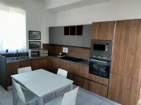 Cucina ad angolo in laminato materico rovere moro Focus  a prezzo ribassato