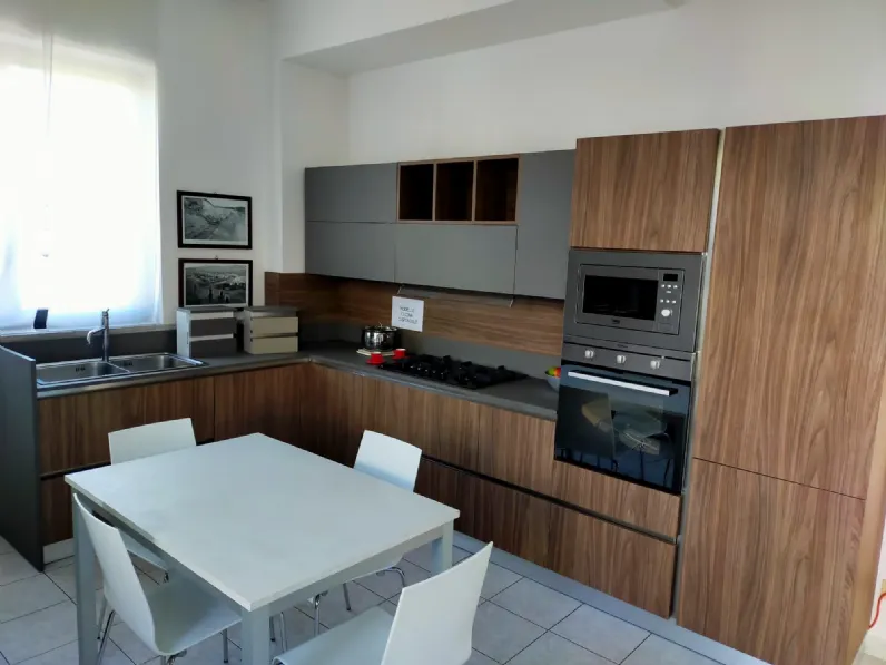 Cucina ad angolo in laminato materico rovere moro Focus  a prezzo ribassato