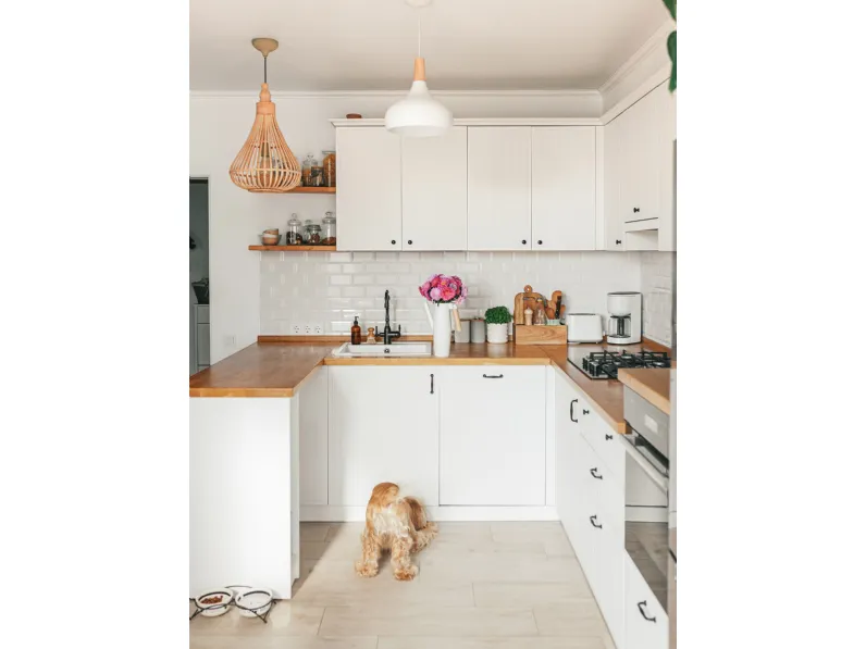 Cucina moderna bianca ad angolo Freya Artigianale da Mobilike a 6697€.