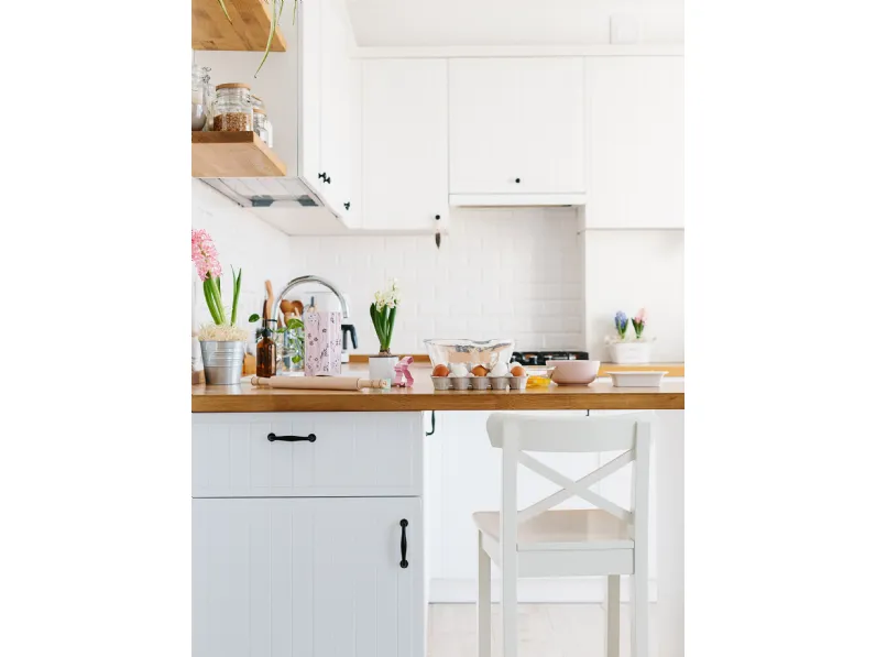 Cucina moderna bianca ad angolo Freya Artigianale da Mobilike a 6697€.