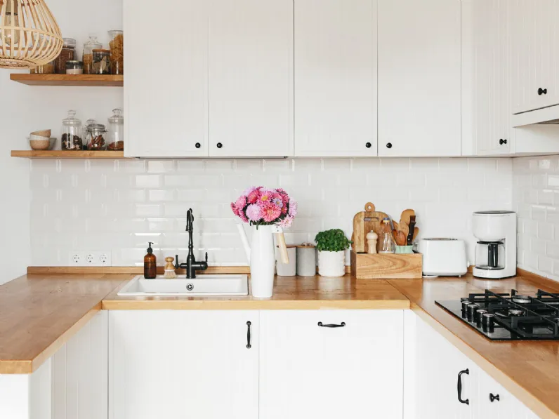 Cucina moderna bianca ad angolo Freya Artigianale da Mobilike a 6697€.