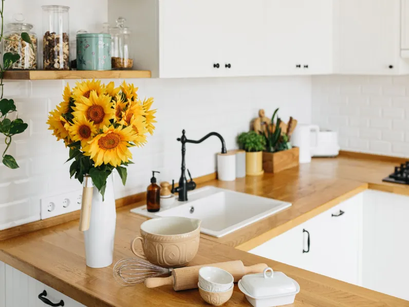 Cucina moderna bianca ad angolo Freya Artigianale da Mobilike a 6697€.