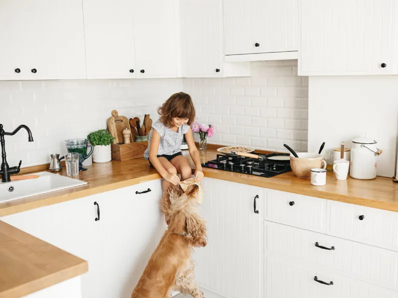 Cucina moderna bianca ad angolo Freya Artigianale da Mobilike a 6697€.