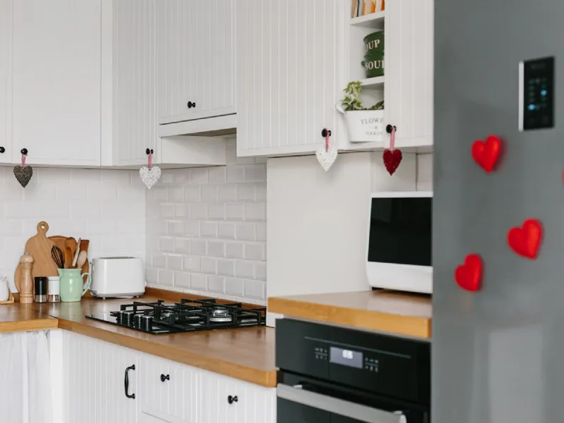 Cucina moderna bianca ad angolo Freya Artigianale da Mobilike a 6697€.