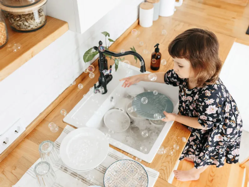 Cucina moderna bianca ad angolo Freya Artigianale da Mobilike a 6697€.