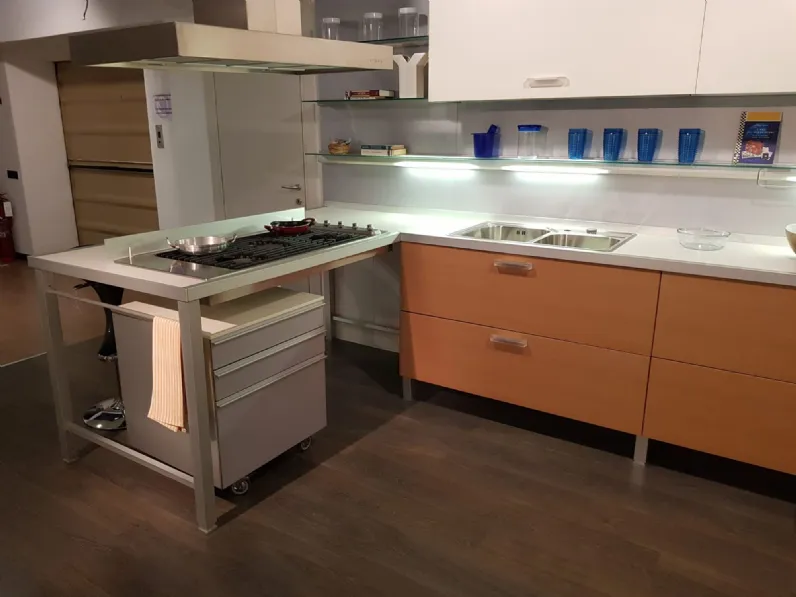 Cucina ad angolo moderna Planet Varenna a prezzo ribassato