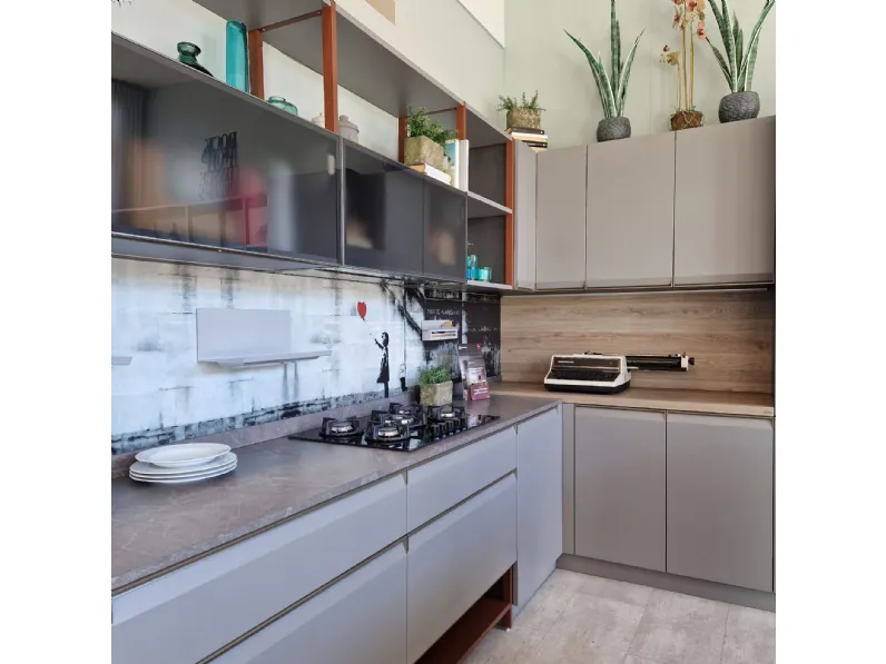 Cucina con isola in laccata grigia Formalia a prezzo scontato