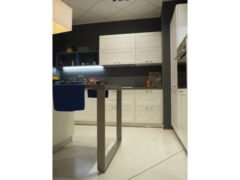 Cucina colony classica bianca Scavolini con isola scontata 30%