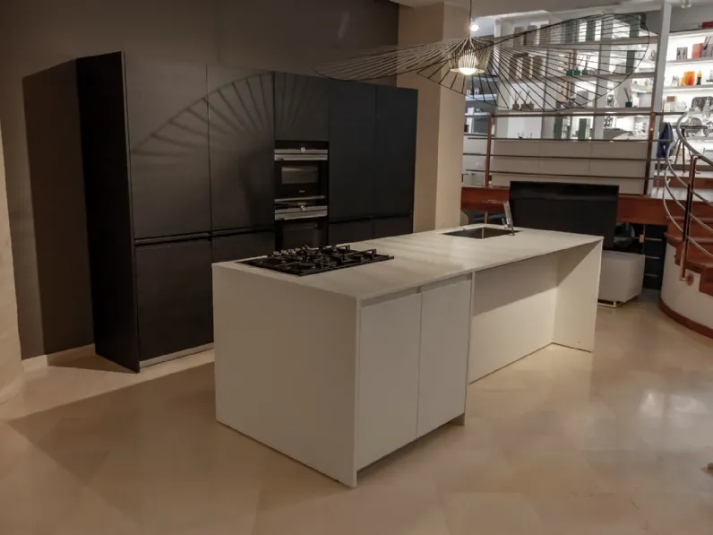 Cucina ad isola in laccato opaco a prezzo ribassato