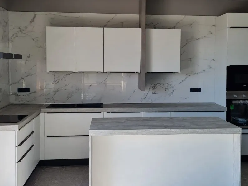 Cucina ad isola in laminato materico bianca Cucina moderna ossido white design con isola a prezzo ribassato