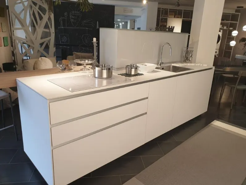 Cucina ad isola in laminato opaco bianca Artematica   a prezzo ribassato