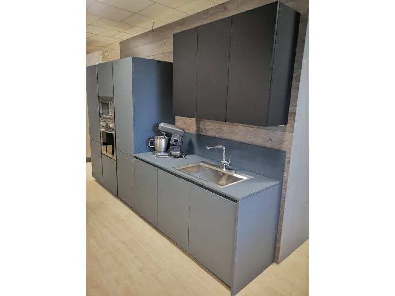 Cucina ad isola in laminato opaco grigio Fenix design a prezzo ribassato
