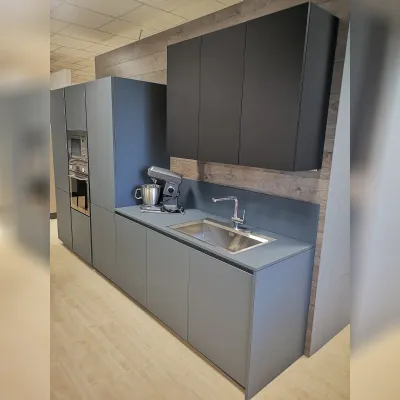 Cucina ad isola in laminato opaco grigio Fenix design a prezzo ribassato