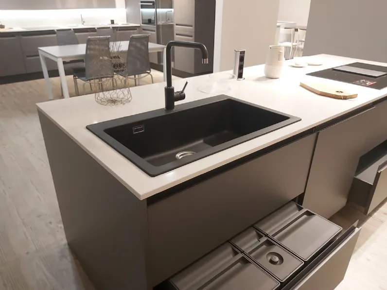 Cucina ad isola in laminato opaco noce Mod kali' a prezzo ribassato