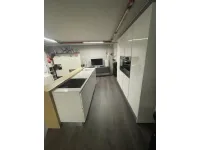 Cucina con isola in laminato lucido a prezzo scontato 35%