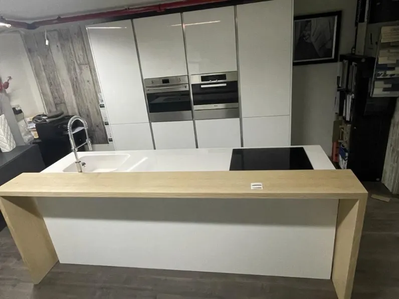 Cucina con isola in laminato lucido a prezzo scontato 35%