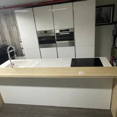 Cucina con isola in laminato lucido a prezzo scontato 35%