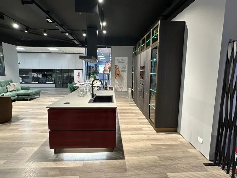 Cucina Stratos  moderna rossa Mobilturi con isola scontata 58%