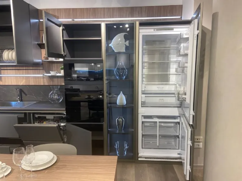 Cucina a prezzo scontato con isola moderna Lounge vetro opaco Veneta Cucine