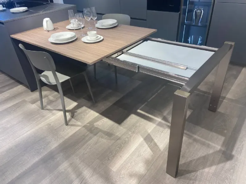 Cucina a prezzo scontato con isola moderna Lounge vetro opaco Veneta Cucine