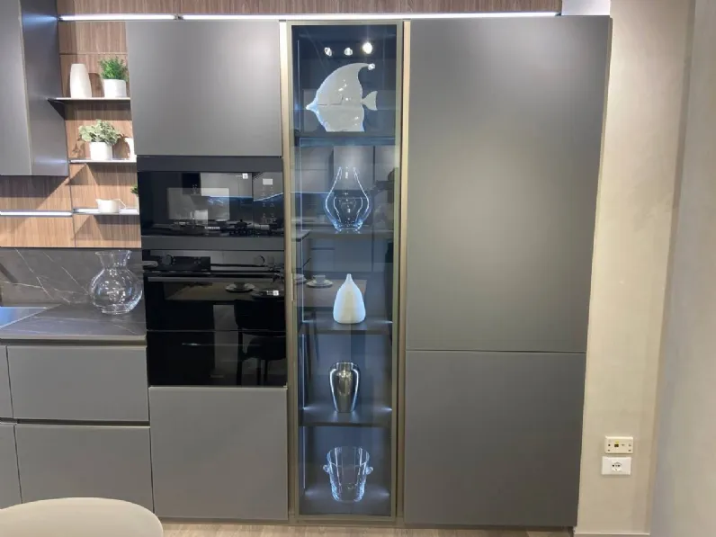Cucina a prezzo scontato con isola moderna Lounge vetro opaco Veneta Cucine