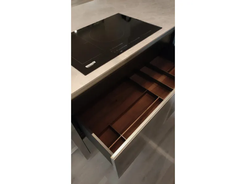 Cucina Binova design ad isola rovere moro in legno Mantis + bluna laccato