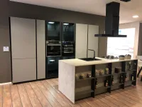 Cucina Metropolis grigia con isola Stosa con un ribasso imperdibile