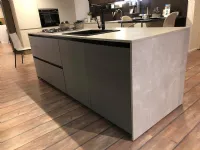Cucina Metropolis grigia con isola Stosa con un ribasso imperdibile