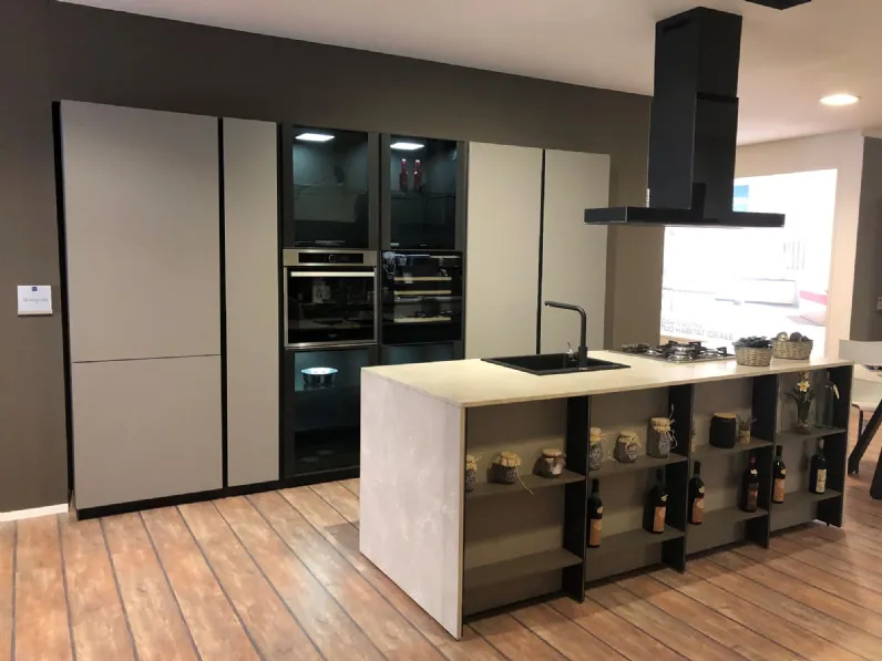Cucina Metropolis grigia con isola Stosa con un ribasso imperdibile