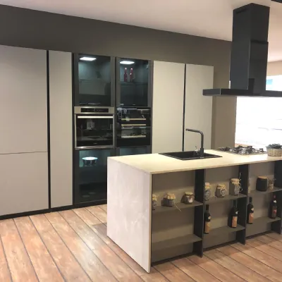 Cucina Metropolis grigia con isola Stosa con un ribasso imperdibile