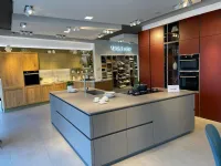 Cucina altri colori moderna con isola Lounge  Veneta cucine in Offerta Outlet