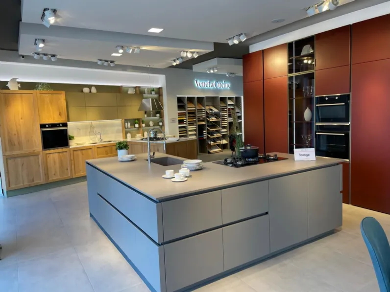 Cucina altri colori moderna con isola Lounge  Veneta cucine in Offerta Outlet