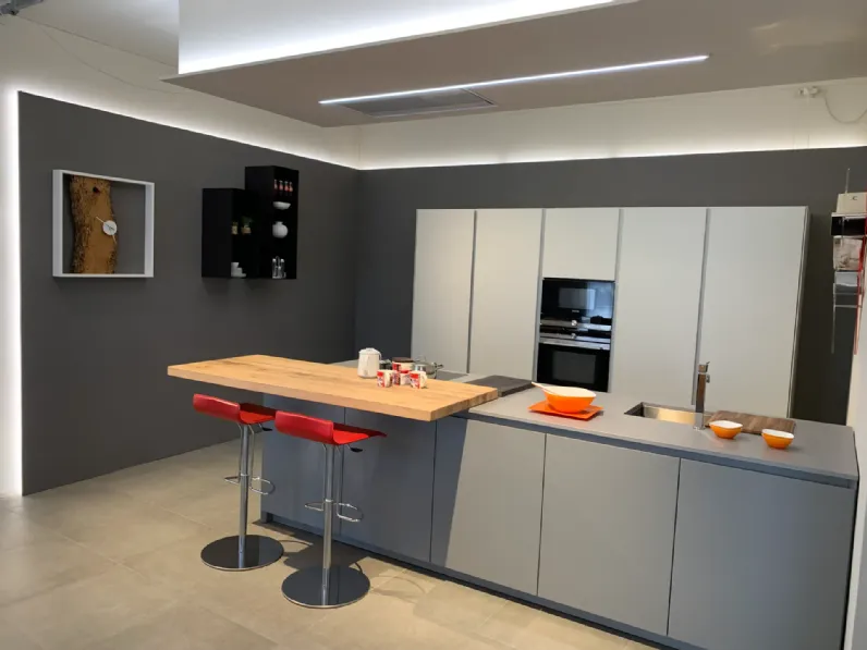 Cucina Ak4 design grigia Arrital con isola scontata 40%