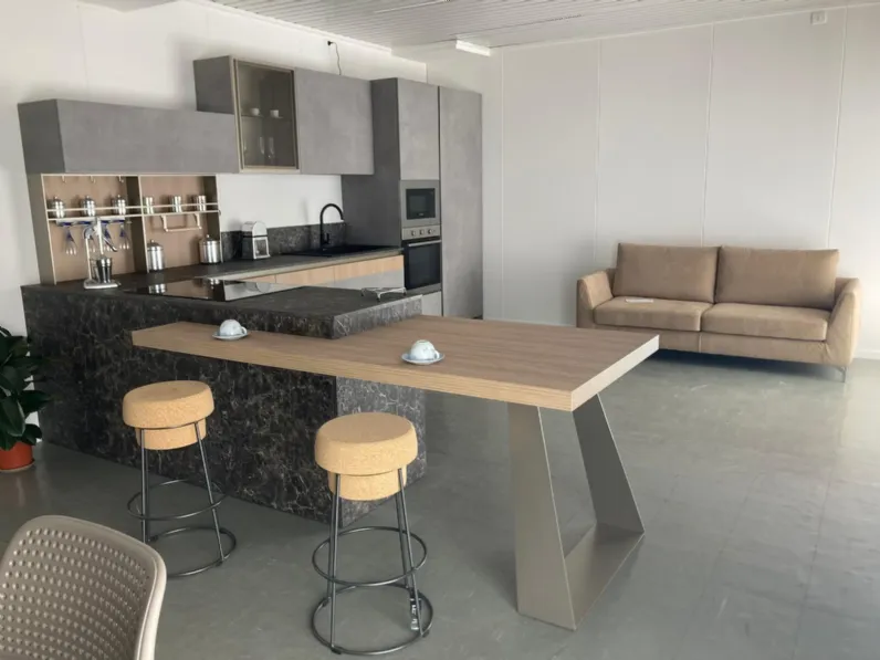 Cucina a prezzo scontato con penisola design Natural Moretti compact