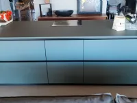 Cucina con isola in laminato opaco modello Cucina e isola in fenix verde commodoro ad un prezzo riservato 