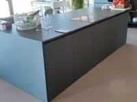Cucina con isola in laminato opaco modello Cucina e isola in fenix verde commodoro ad un prezzo riservato 