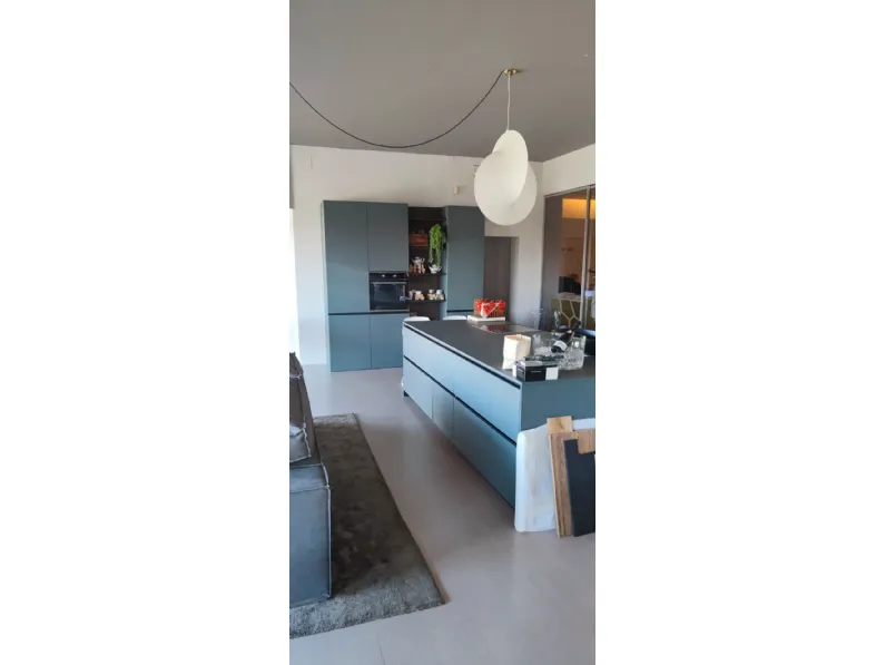 Cucina con isola in laminato opaco modello Cucina e isola in fenix verde commodoro ad un prezzo riservato 