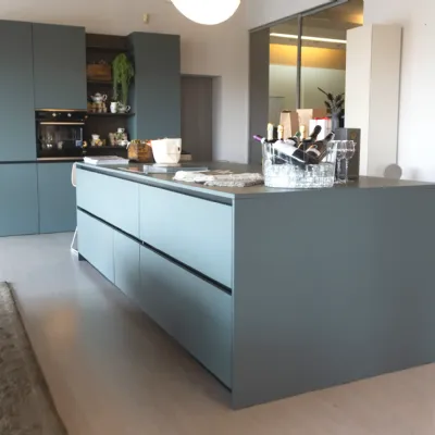 Scopri la cucina Cucina e isola in fenix verde commodoro di Record cucine in OFFERTA OUTLET 