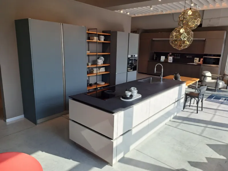 Cucina con isola in polimerico a prezzo scontato 50%