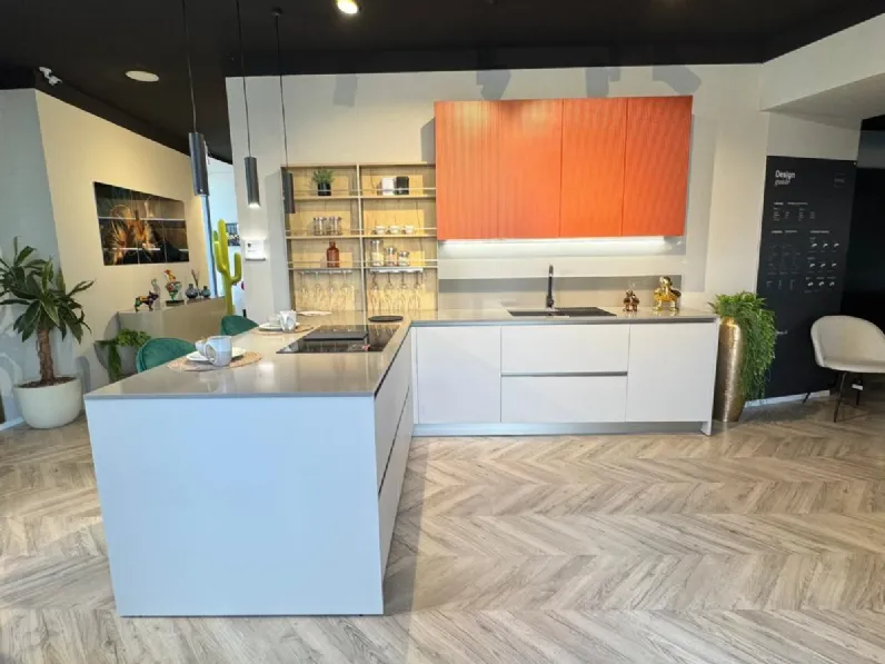 Cucina con penisola in laccata opaco a prezzo scontato 60%
