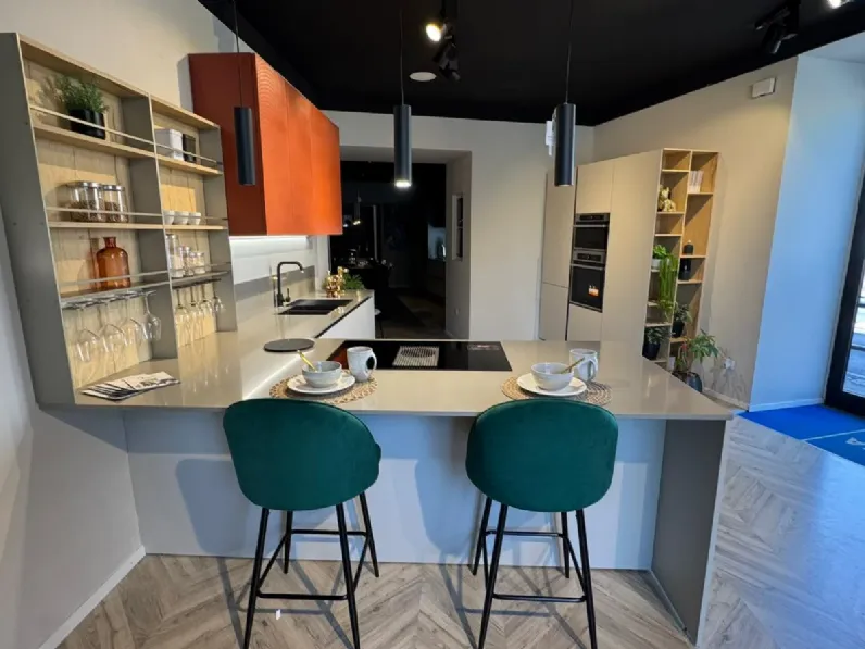 Cucina con penisola in laccata opaco a prezzo scontato 60%
