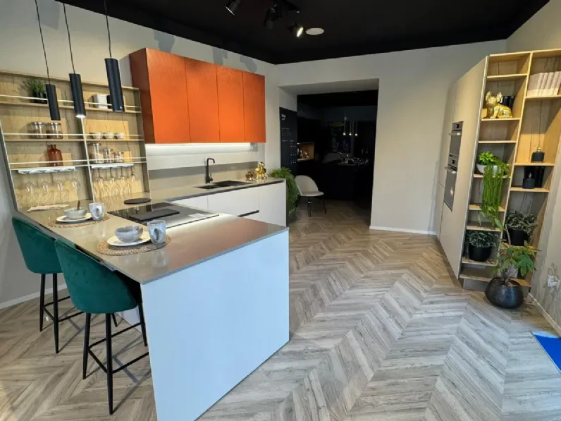 Cucina con penisola in laccata opaco a prezzo scontato 60%